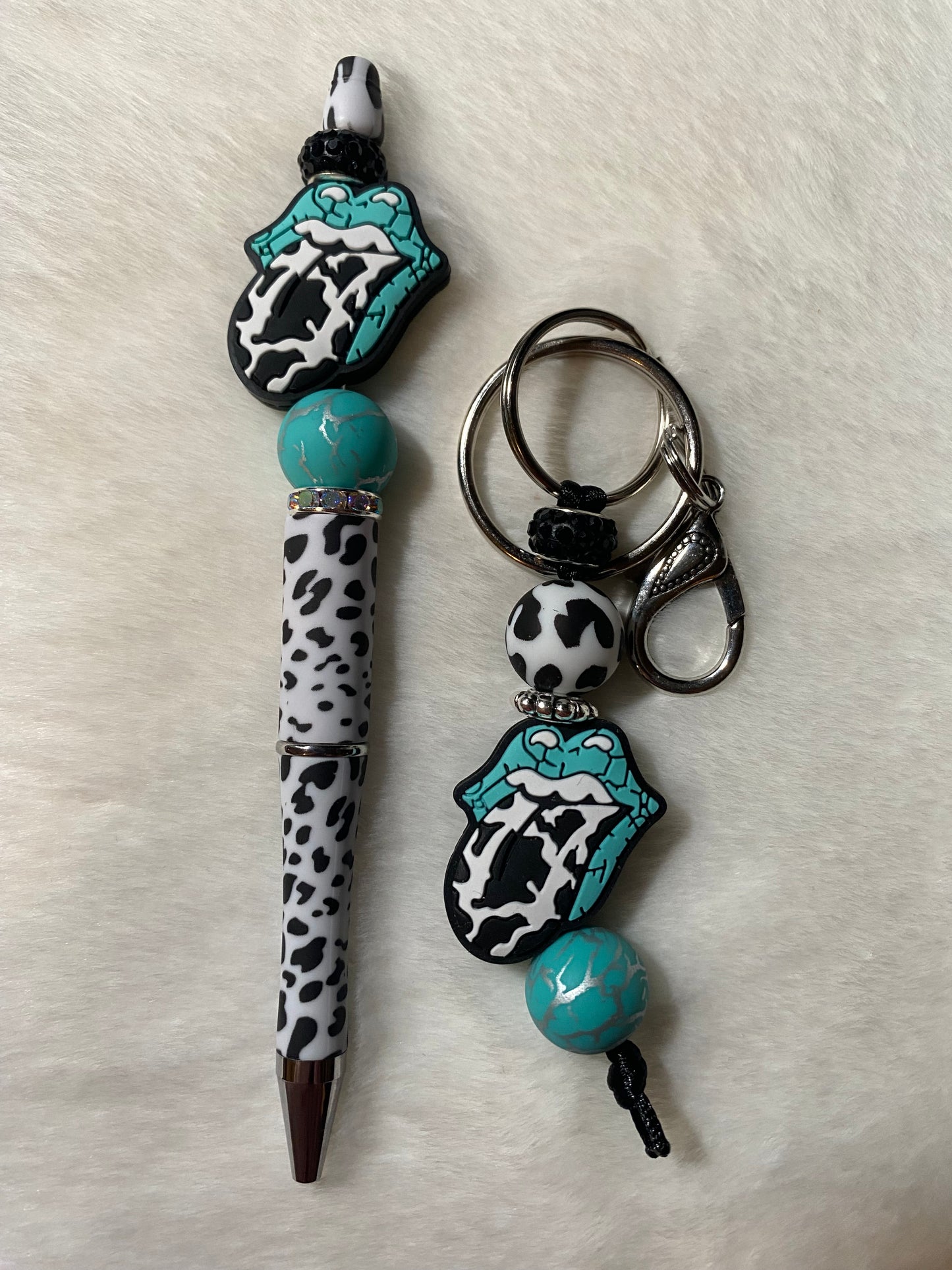 Tongue cow pen and keychain set